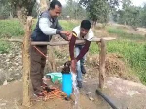 बोरवेल से निकल रहा खौलता पानी बना कौतुहल का विषय