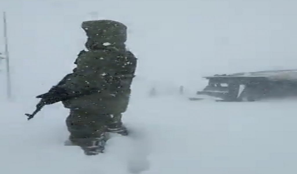 बर्फीले हवाएं में भी चट्टान की तरह खड़ा रहा भारत का जवान, सोशल मीडिया पर वायरल