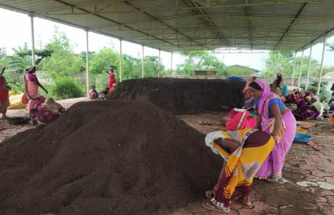 ऐसा आत्मनिर्भर गोठान जहां की गतिविधियां प्रेरक : गोठान पाठशाला में आय अर्जित करने की तकनीक सीख रहीं महिलाएं