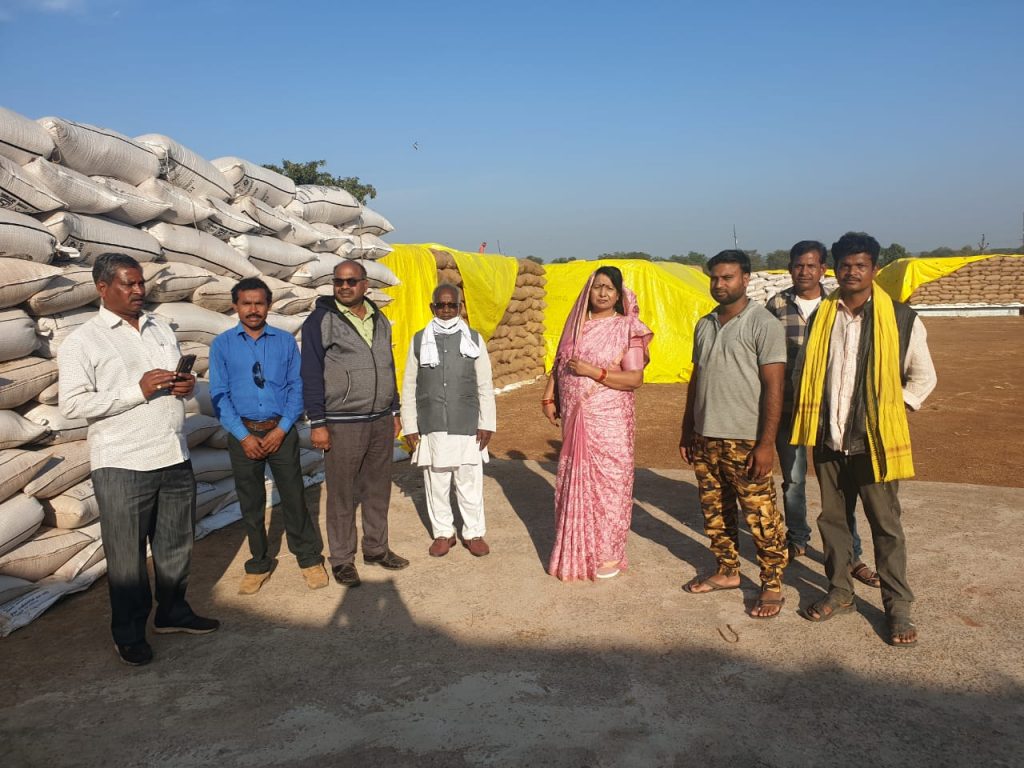 जिला पंचायत सदस्य एवं प्रदेश कांग्रेस पदाधिकारी लक्ष्मी साहू ने किया धान खरीदी केंद्र का निरीक्षण