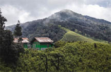 एक गांव ऐसा है, जहां के निवासी एक देश में खाते हैं और दूसरे देश में सोते हैं