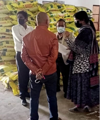 फर्टिलाइजर के भंडारण की शिकायत पर संयुक्त दल ने की कार्रवाई