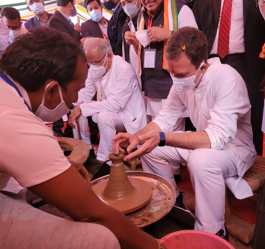 सांसद राहुल गांधी और मुख्यमंत्री भूपेश बघेल विकास प्रदर्शनी के स्टॉल में मिट्टी के दीये बनाते हुए…