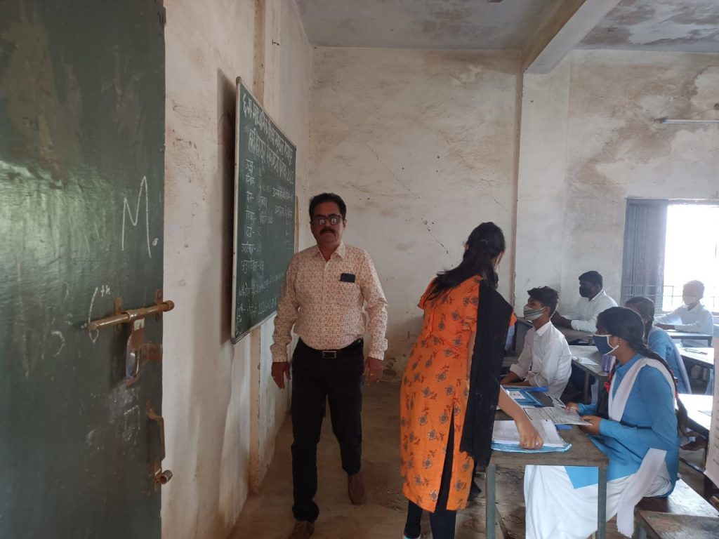 स्वामी आत्मानंद उत्कृष्ट विद्यालय बोरी में किया जा रहा है बोर्ड परीक्षा का संचालन