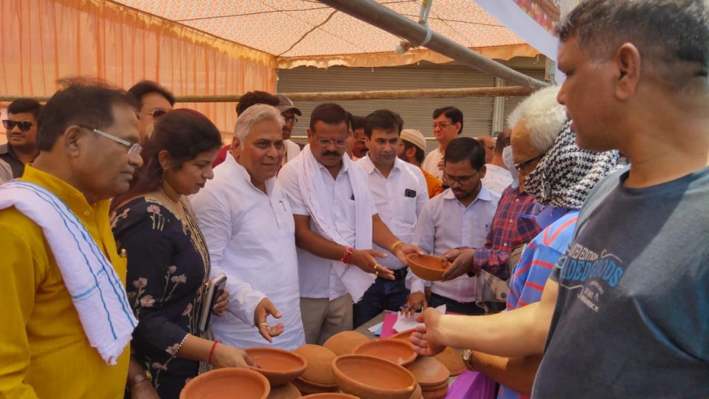 बेजुबान पशु-पक्षियों के दाना पानी के लिए आगे आया जन समर्पण सेवा संस्था