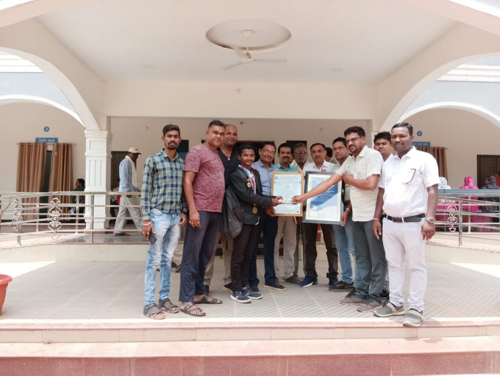 आर्थिक समस्या से जूझ रहे होनहार छात्र को मिला जनकल्याण समिति का सहयोग