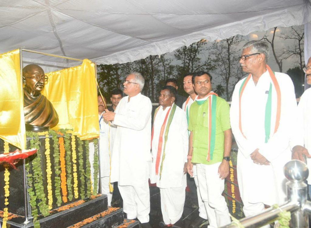 शहीद पार्क में मुख्यमंत्री ने किया राष्ट्रपिता महात्मा गांधी की प्रतिमा का अनावरण