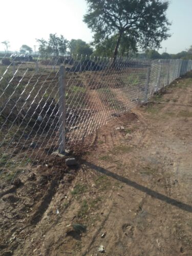 मानसून सर पर, खेतों तक नहीं पहुंच पा रहे किसान