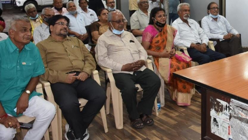 सीनियर सिटीजंस के प्रतिनिधिमंडल की वृद्धाश्रम हेतु कलेक्टर से मुलाकात