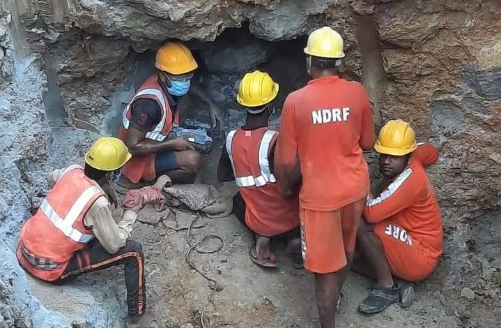 राहुल..ओ राहुल.., राहुल बेटा…, उठो…केला खा लो…फ्रूटी पी लो…, यह आवाज, आवाज ही नहीं, एक उम्मीद भी हैं