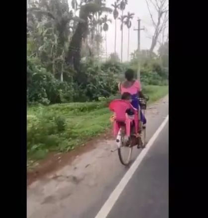 बेटा आराम से बैठ सके साइकिल पर, महिला ने भिड़ाया देशी जुगाड़, वीडियो देख लोग बोले- मां तो मां होती है!