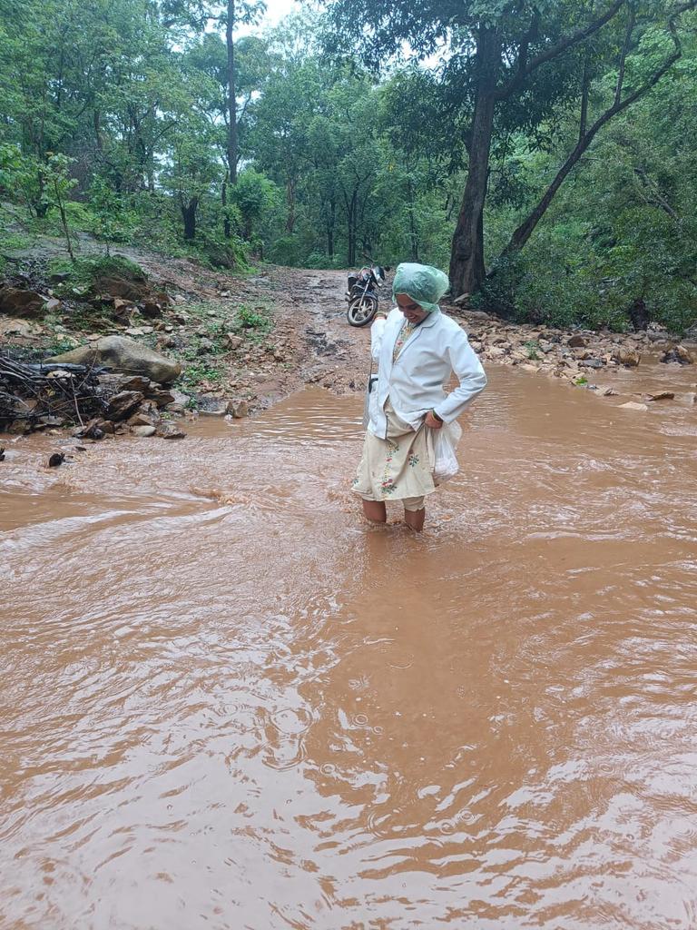 हर बाधा को पार करते हुए गांव-गांव तक पहुंच रही कोविड टीकाकरण टीम