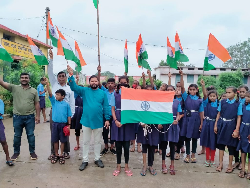 हर घर झंडा फहराने पालकों को किया जागरूक, मगरघटा में स्कूली बच्चों ने निकाली रैली