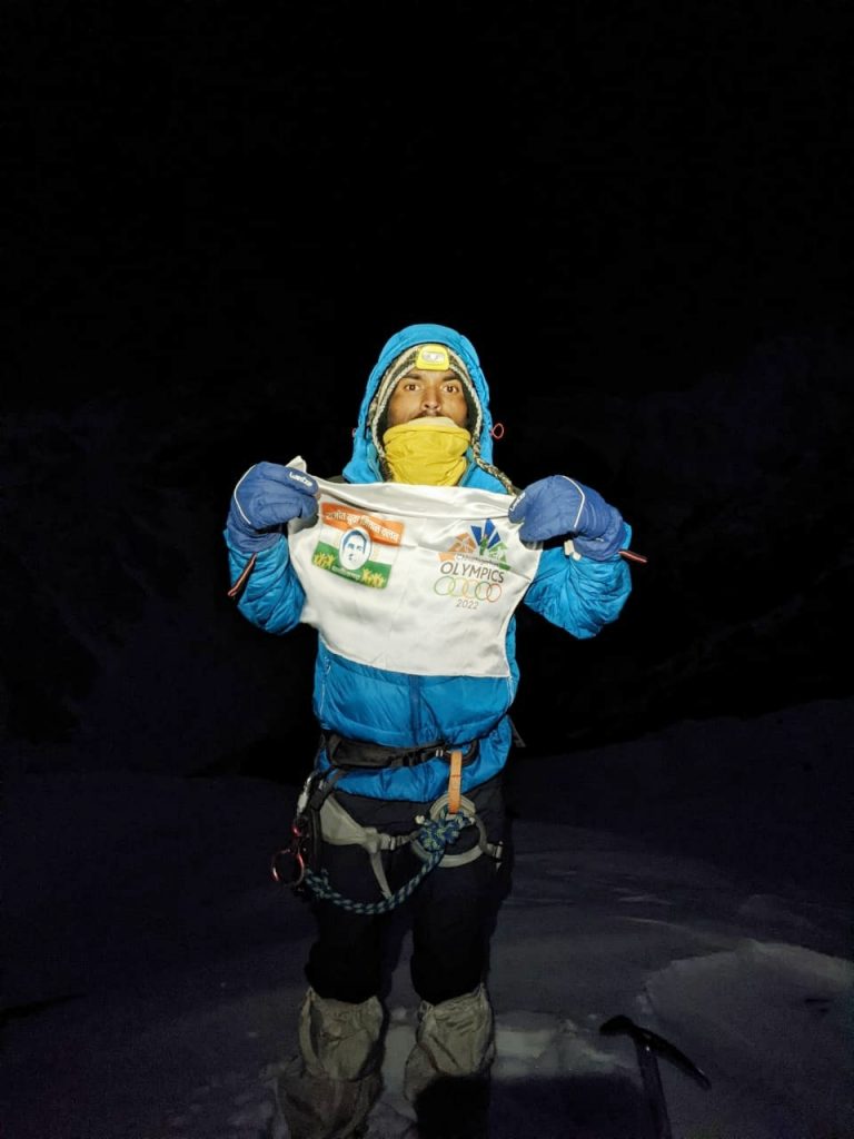 शिखर पर पाटन के चमन, हिमाचल के माउंट फ्रेंडशिप पीक पर फहराया छत्तीसगढ़िया ओलंपिक का झंडा