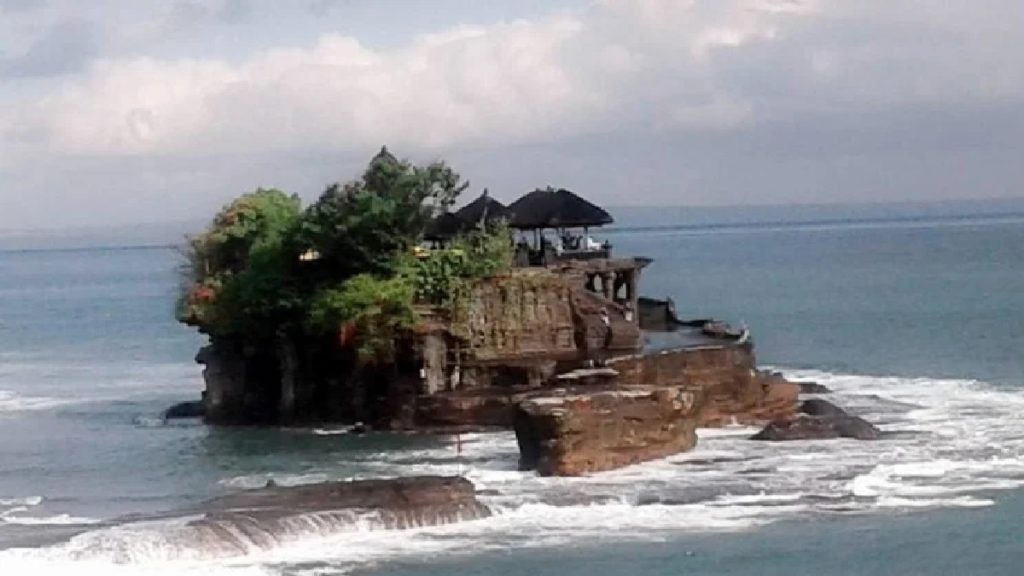 600 साल से सांप कर रहे हैं मंदिर की सुरक्षा, समंदर के बीचों-बीच है मौजूद