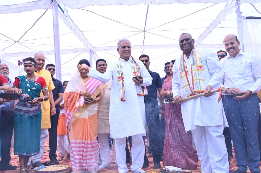 मुख्यमंत्री ने अक्ति तिहार पर माटी पूजन कर, बीज रोपण किया ट्रैक्टर चलाकर खेत की जुताई की