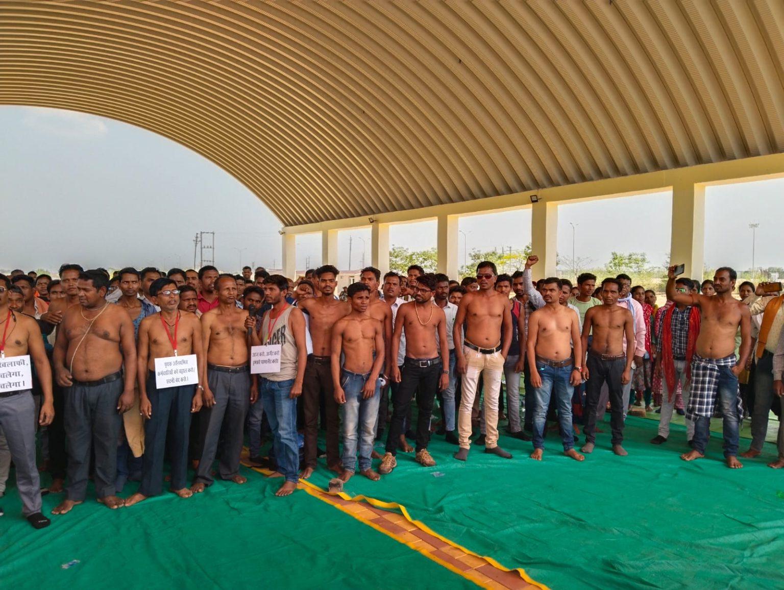नवा रायपुर में अनियमित कर्मचारियों का अर्धनग्न प्रदर्शन