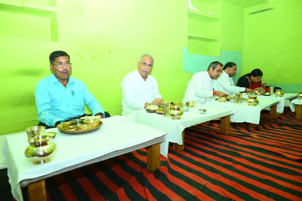 मुख्यमंत्री भूपेश बघेल ने गोंड़पारा में रजक परिवार के घर पर चखा स्वादिष्ट छत्तीसगढ़ी व्यंजनों का स्वाद