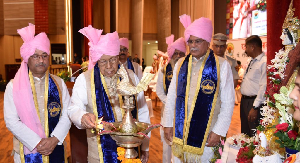 विद्यार्थी हमारे राष्ट्र की विभिन्न चुनौतियों पर कार्य करने के विकल्प पर विचार करें