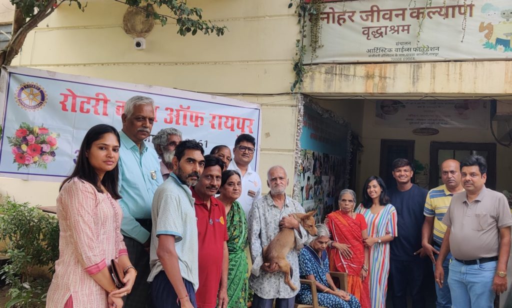 रोटरी ने वृद्धाश्रम जाकर लिया आशिर्वाद और दिए खुशियों के उपहार
