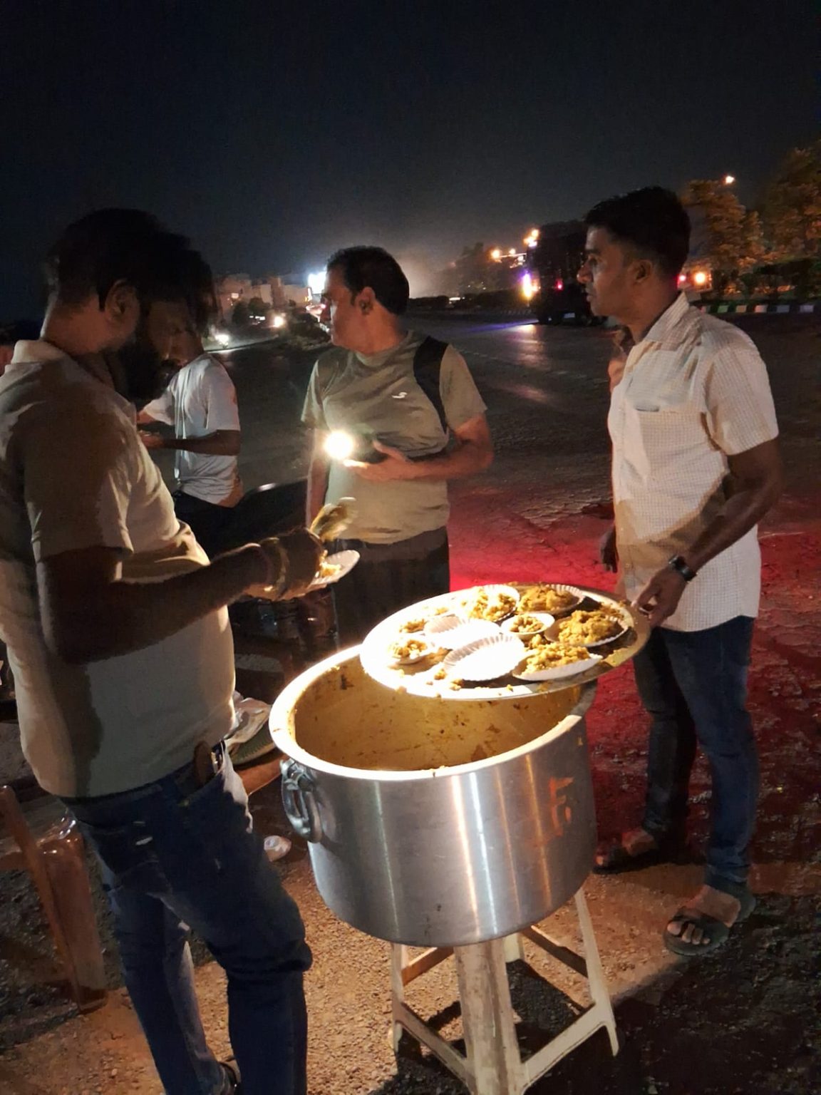 रात में राहगीरों को साईं नगर जोरा के रहवासियों द्वारा खिचड़ी खिलाकर तृप्त किया गया