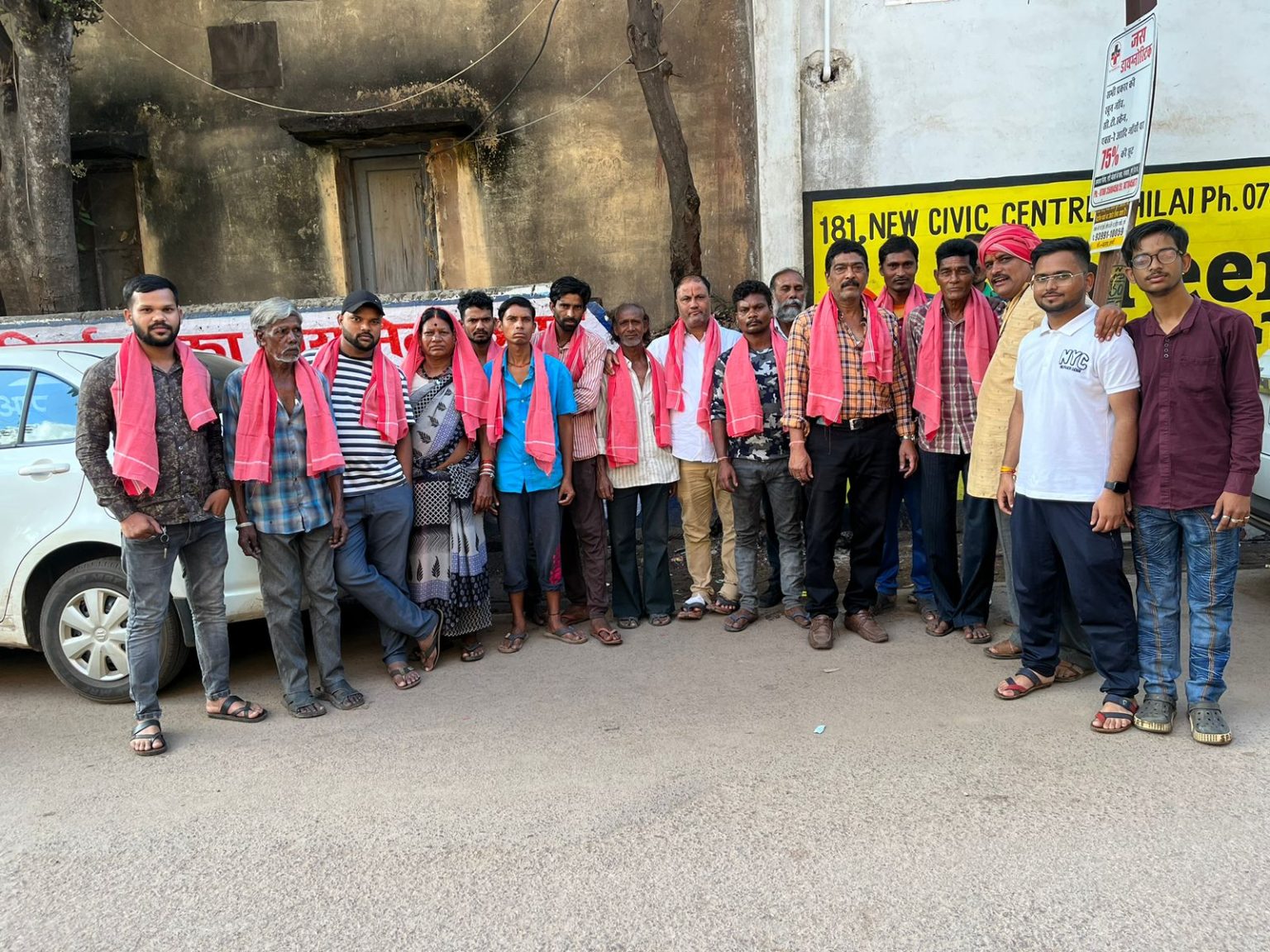 मजदूर दिवस पर गमछा भेंट कर मजदूरों का किया सम्मान