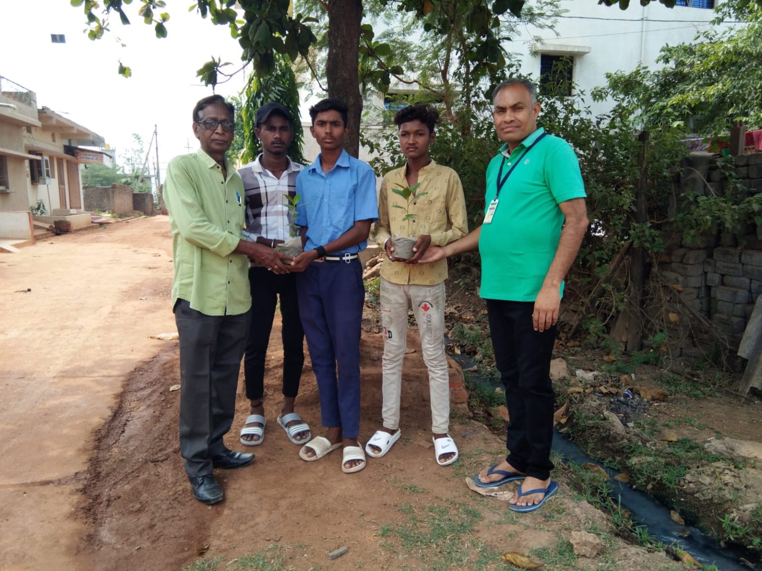 “पौधारोपण करने के साथ ही पौधे उपहार स्वरूप भेंट”