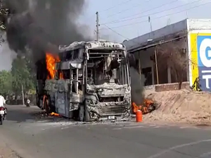 BREAKING NEWS छत्तीसगढ़ : अचानक जलने लगी महासमुंद से इलाहाबाद जा रही यात्रियों से भरी बस…