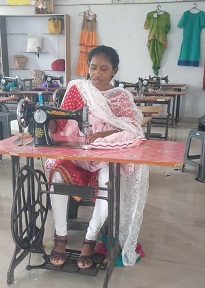 जिन हाथों से होती थी गड्ढ़ों की खुदाई, अब होती है सिलाई