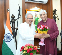 मुख्यमंत्री ने आज केबिनेट की बैठक शुरू होने के पहले प्रदेश के उप मुख्यमंत्री को पुष्पगुच्छ भेंट कर उनका स्वागत किया