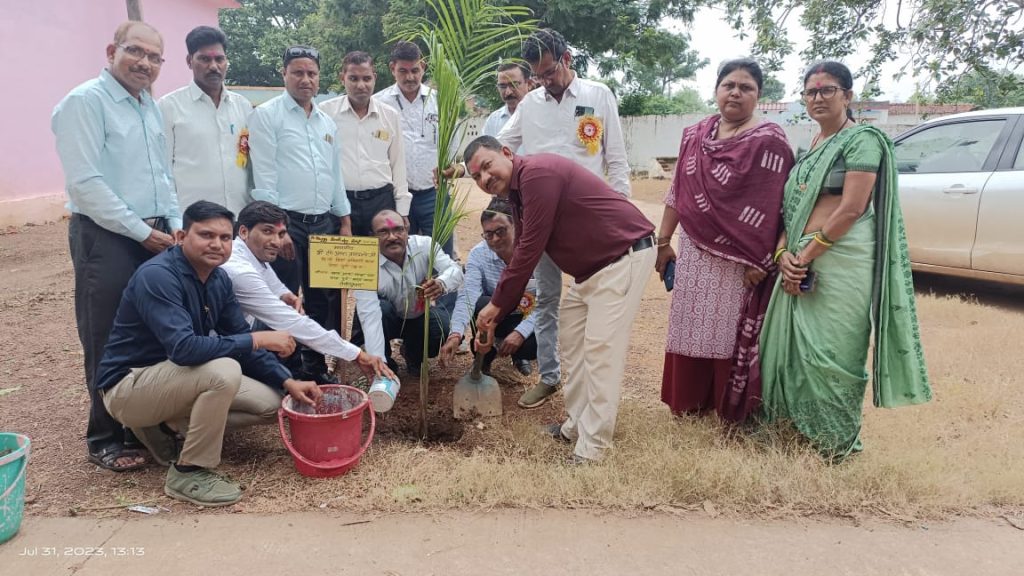 विकासखंड शिक्षा अधिकारी का जन्मदिवस केक काटकर एवम वृक्षारोपण कर मनाया गया