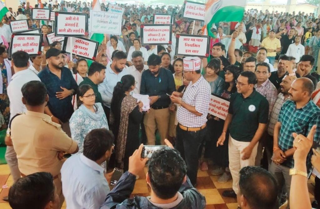 संविदा कर्मचारियों की हड़ताल 14 वें दिन भी रही जारी, सोशल मीडिया पर संविदा मुक्त छत्तीसगढ़ की अपील, अनुसूचित जाति जनजाति अधिकारी कर्मचारी फेडरेशन का मिला समर्थन