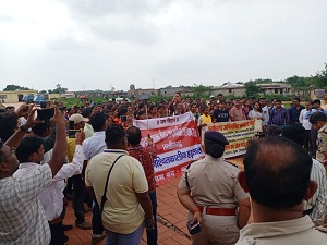 वादा खिलाफी से आक्रोशित अनियमित कर्मचारियों ने गिरफ्तारी दी