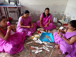 गोबर, बांस और मोती से बने आकर्षक राखियों से सजेगी भाईयों की कलाईयां