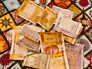 बिना पढ़े एग्जाम देने पहुंच गया बच्चा, आंसर शीट में भर डाले 200-500 के नोट…