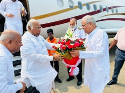 नेता प्रतिपक्ष राज्यसभा मल्लिकार्जुन खड़गे राजधानी रायपुर पहुंचे