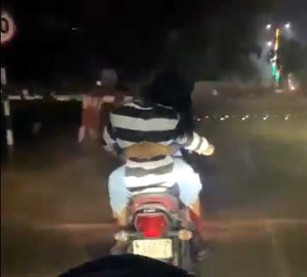 बाइक पर रोमांस करते हुए कपल का वीडियो वायरल…