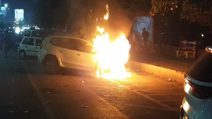 छत्तीसगढ़ : पार्किंग में खड़ी कार में लगी आग…