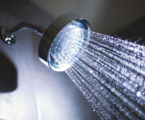 गर्म पानी से नहाना फायदेमंद या नुकसानदायक? जानिए सही जवाब…