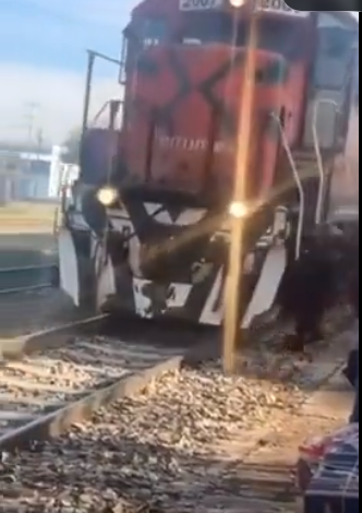 VIDEO सामने से आ रही थी ट्रेन, लोग पटरी पर ही खड़े होकर लेने लगे ‘सेल्फी’, बुरी तरह टकराया एक शख्स…