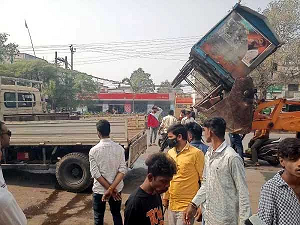 अवैध अतिक्रमण तोड़ने शहर भर में दौड़ रहा निगम का बुलडोजर