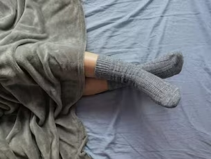 ठंड के मौसम में आप भी कुछ इस तरह सोते हैं…तो हो जाएं सावधान…वरना पड़ सकते हैं लेने के देने….