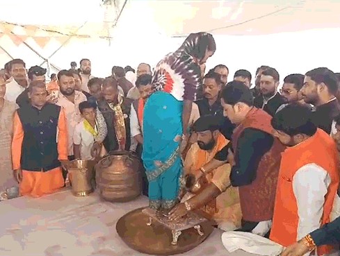 धर्म परिवर्तन कर चुके लोगों का पैर धोकर घर वापसी कराई धीरेंद्र शास्त्री ने