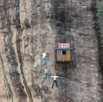 कभी देखा है ऐसा दुकान…जहां समान लेने के लिए जान दांव पर लगाकर जाते हैं लोग