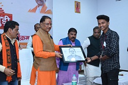 मुख्यमंत्री की आत्मीयता ने मोह लिया युवाओं का मन, विद्यार्थियों से चर्चा कार्यक्रम में खुलकर पूछे प्रश्न