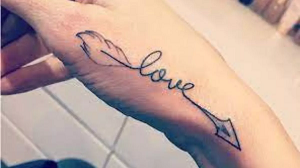 गर्लफ्रेंड के प्यार में शख्स ने ऐसी जगह बनवाया टैटू…