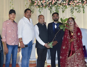 पर्यावरण मित्र समिति ने नवदंपति को बादाम का पौधा उपहार में भेंट किया…