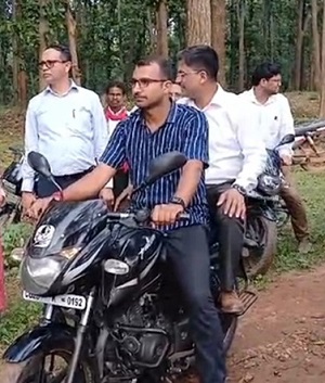 छत्तीसगढ़ : मलेरिया प्रभावित ग्रामों का निरीक्षण करने बाइक से ही निकल पड़े कलेक्टर साहब…कीचड़ सने ग्रामों की पहुंच मार्ग को दुरूस्त करने दिए निर्देश…