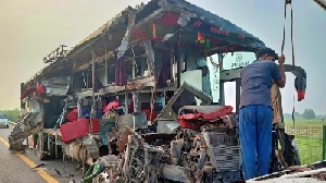 भीषण सड़क हादसा…18 लोगों की मौत… सड़क पर बिखरी लाशें… चीख-पुकार… चकनाचूर बस…