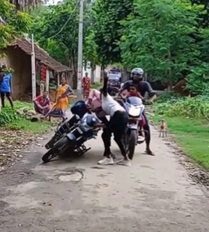 VIDEO : रील का ऐसा फितूर कि एक्सिडेंट होने के बाद भी नहीं रुके कदम… नाचती रही लड़की…